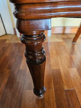 Seis sillas clásicas de madera