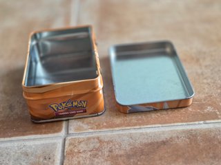 Caja Metálica pequeña para guardar cartas pokémon