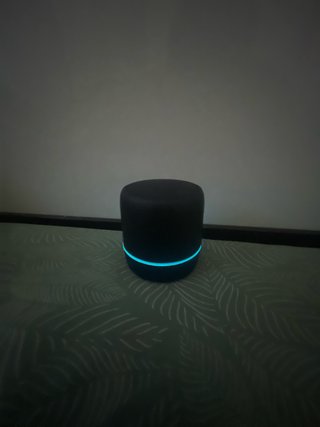 Altavoz Bluetooth con luz azul lleva su caja