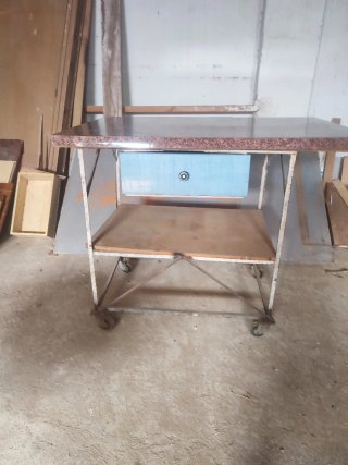 Banco de trabajo con cajón y estante