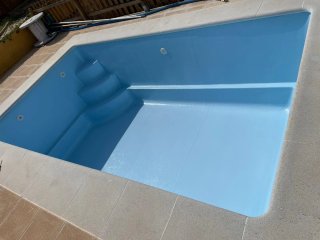 Piscina de fibra de vidrio azul