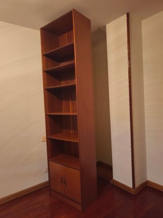 Estantería de madera, alta, en perfecto estado