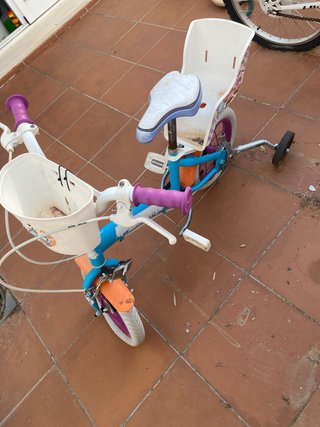 Bicicleta infantil azul con ruedines