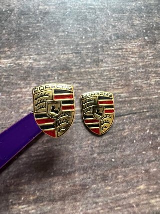 2 EMBLEMAS PORSCHE ESCUDO DORADO MANDO LLAVE COCHE