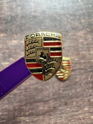 2 EMBLEMAS PORSCHE ESCUDO DORADO MANDO LLAVE COCHE