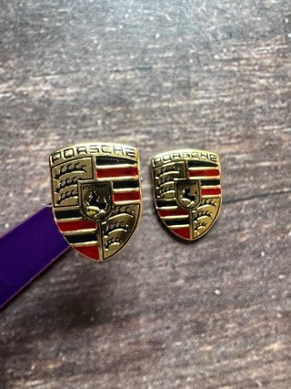 2 EMBLEMAS PORSCHE ESCUDO DORADO MANDO LLAVE COCHE