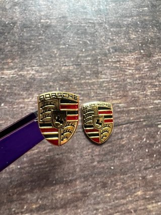 2 EMBLEMAS PORSCHE ESCUDO DORADO MANDO LLAVE COCHE