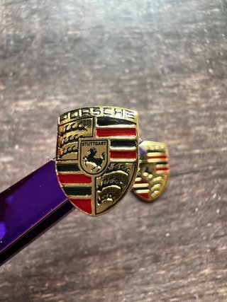 2 EMBLEMAS PORSCHE ESCUDO DORADO MANDO LLAVE COCHE