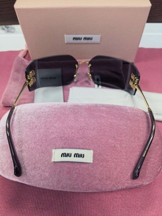 Gafas de sol Miu Miu negras y doradas