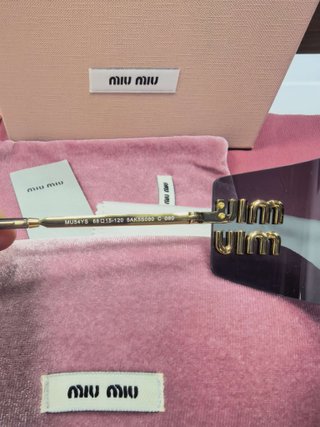 Gafas de sol Miu Miu negras y doradas