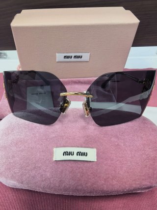 Gafas de sol Miu Miu negras y doradas