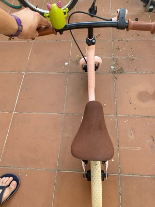 Bici sin pedales rosa con monster verde