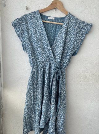 Vestido floral azul y blanco