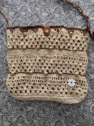 Bolso de crochet beige y marrón