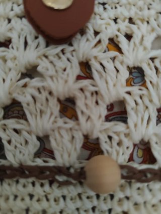 Bolso de crochet beige y marrón