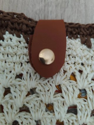 Bolso de crochet beige y marrón