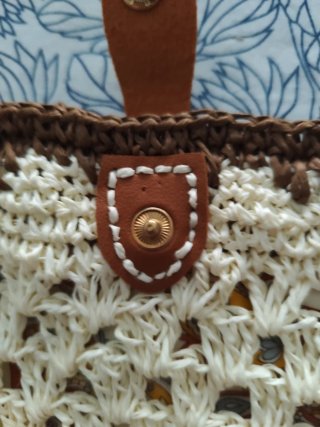 Bolso de crochet beige y marrón