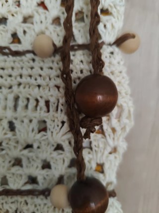 Bolso de crochet beige y marrón