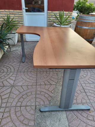 Escritorio con patas metálicas y silla