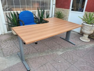 Escritorio con patas metálicas y silla