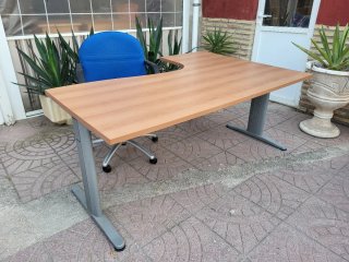 Escritorio con patas metálicas y silla