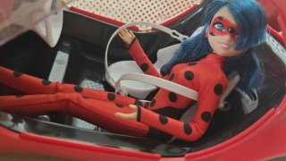 CON CAJA Coche VW e-Beetle y Muñeca Ladybug articu