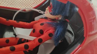CON CAJA Coche VW e-Beetle y Muñeca Ladybug articu