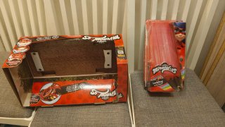 CON CAJA Coche VW e-Beetle y Muñeca Ladybug articu