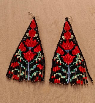 Pendientes largos de abalorios rojos y negros