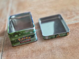 Caja Metálica Pequeña Pokémon para guardar cartas.
