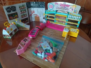 Lote de juguetes: casa, muñecas y accesorios