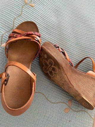 Sandalias de cuña marrones y multicolor