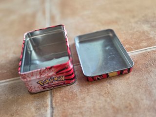 Caja Metálica pequeña pokémon para guardar cartas.