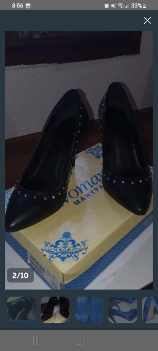 Zapatos de tacón negros con tachuelas