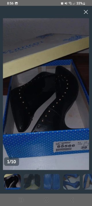 Zapatos de tacón negros con tachuelas