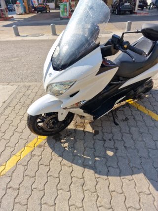 Suzuki Maxi Scooter blanca22