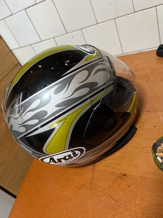 Casco Arai Moto Amarillo y Negro