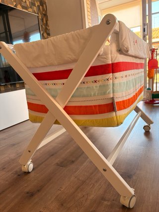 Minicuna plegable con ropa de cuna
