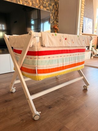 Minicuna plegable con ropa de cuna