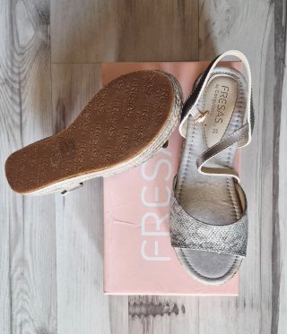 Sandalias niña Conguitos plateadas talla 35.
