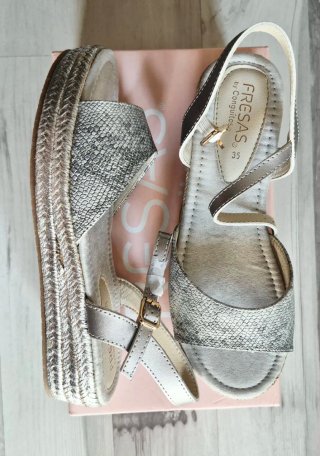Sandalias niña Conguitos plateadas talla 35.