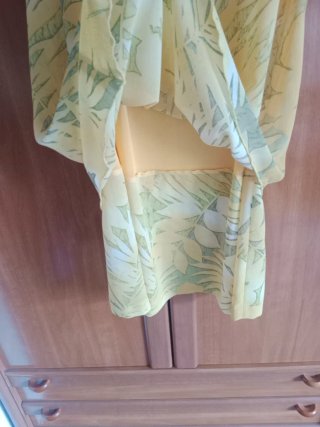Vestido veraniego hojas amarillo y verde