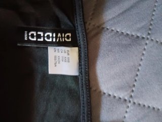 Ropa negra con detalles grises