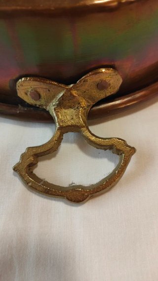 Antica pentola in rame con manici