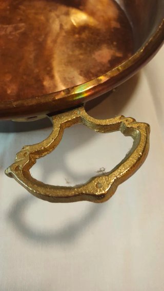 Antica pentola in rame con manici