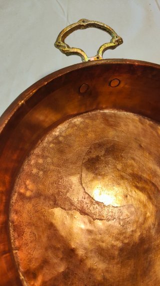 Antica pentola in rame con manici