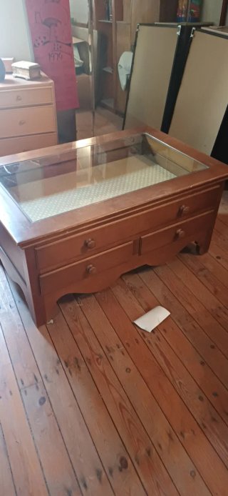 Mesa de centro de madera  cerezo y cristal, cajón.