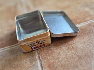 Caja Metálica pequeña pokémon para guardar cartas.