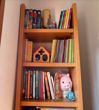Estantería de madera con cajones