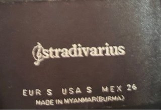 Cazadora corta efecto piel negra Stradivarius